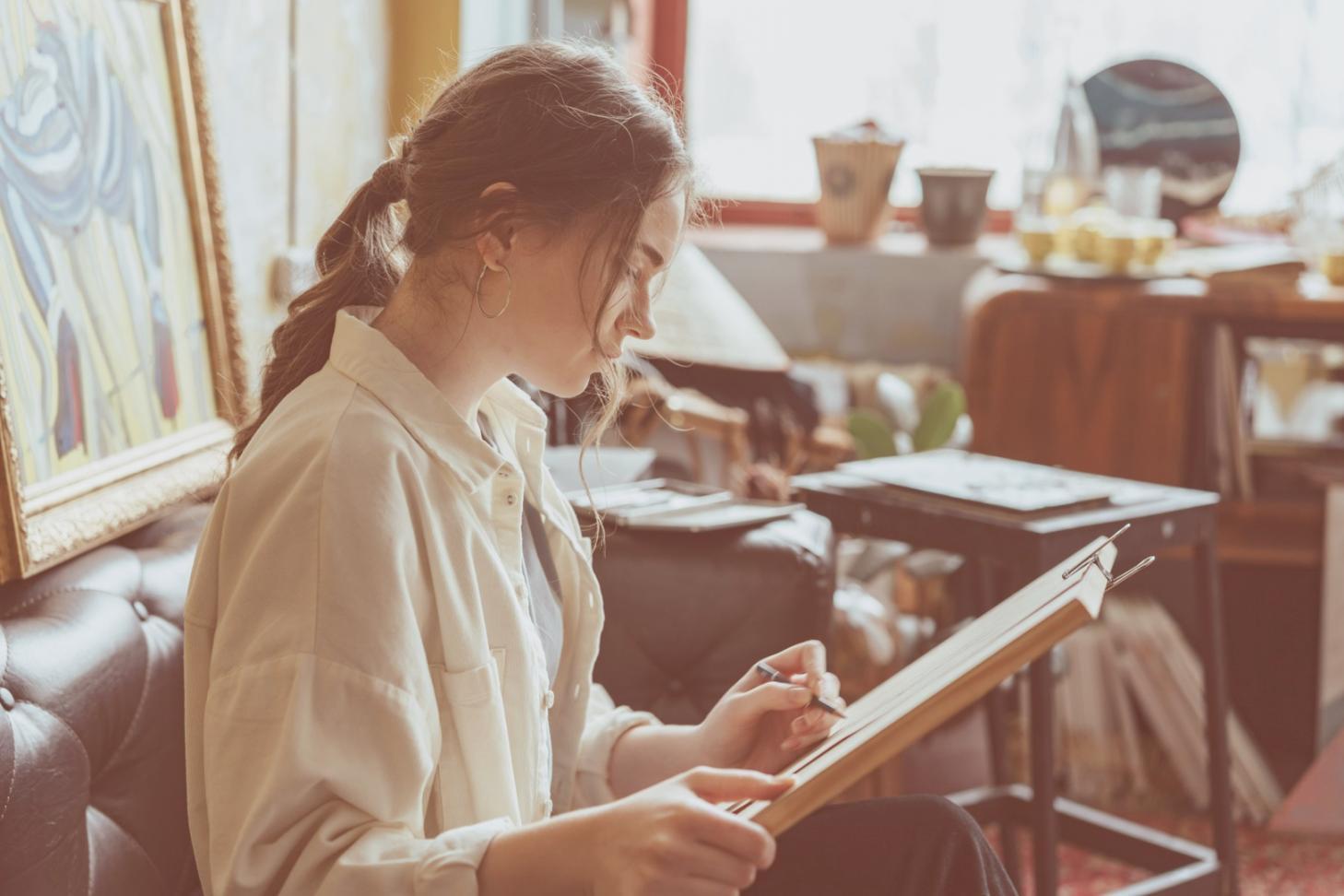 Процес створення цифрової ілюстрації на планшеті з різними кистями та шарами